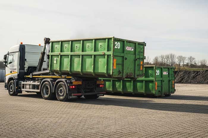 LKW mit Abrollcontainer beim Containertransport im Rhein-Main-Gebiet
